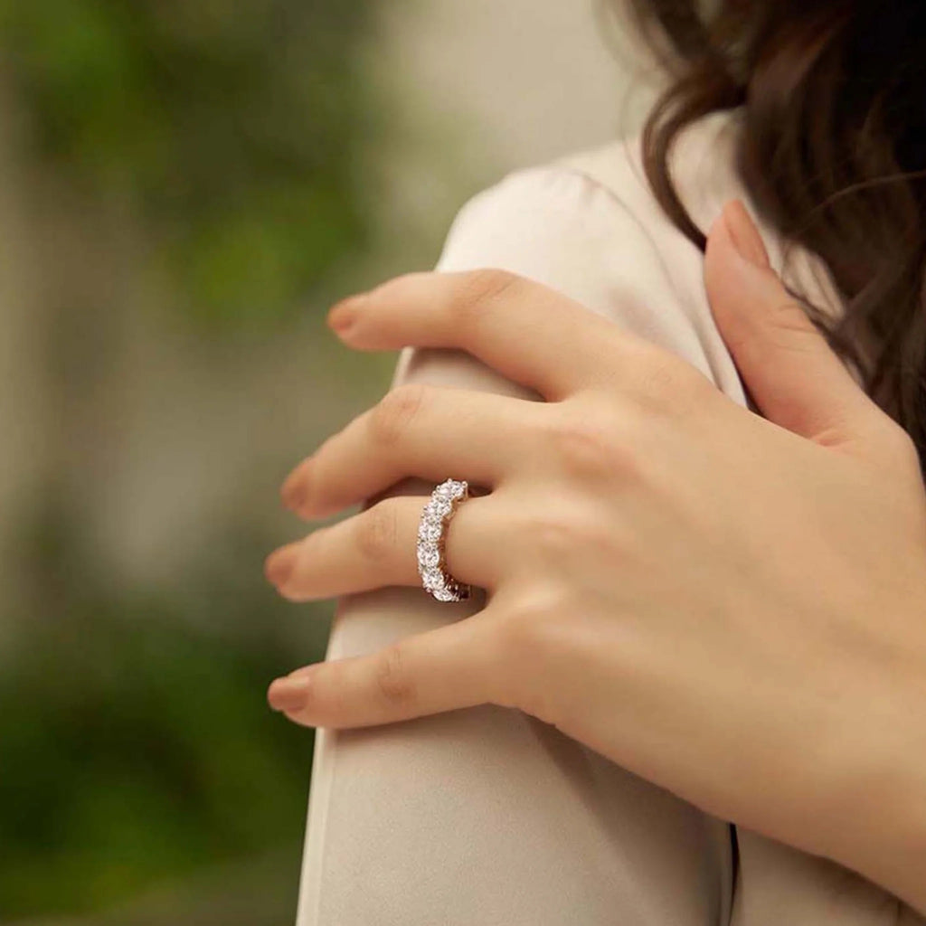 Adela – Rund ring med syntetisk diamant för bröllopsdag