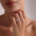 Leandra – Rund ring med syntetiska diamanter för bröllopsdag