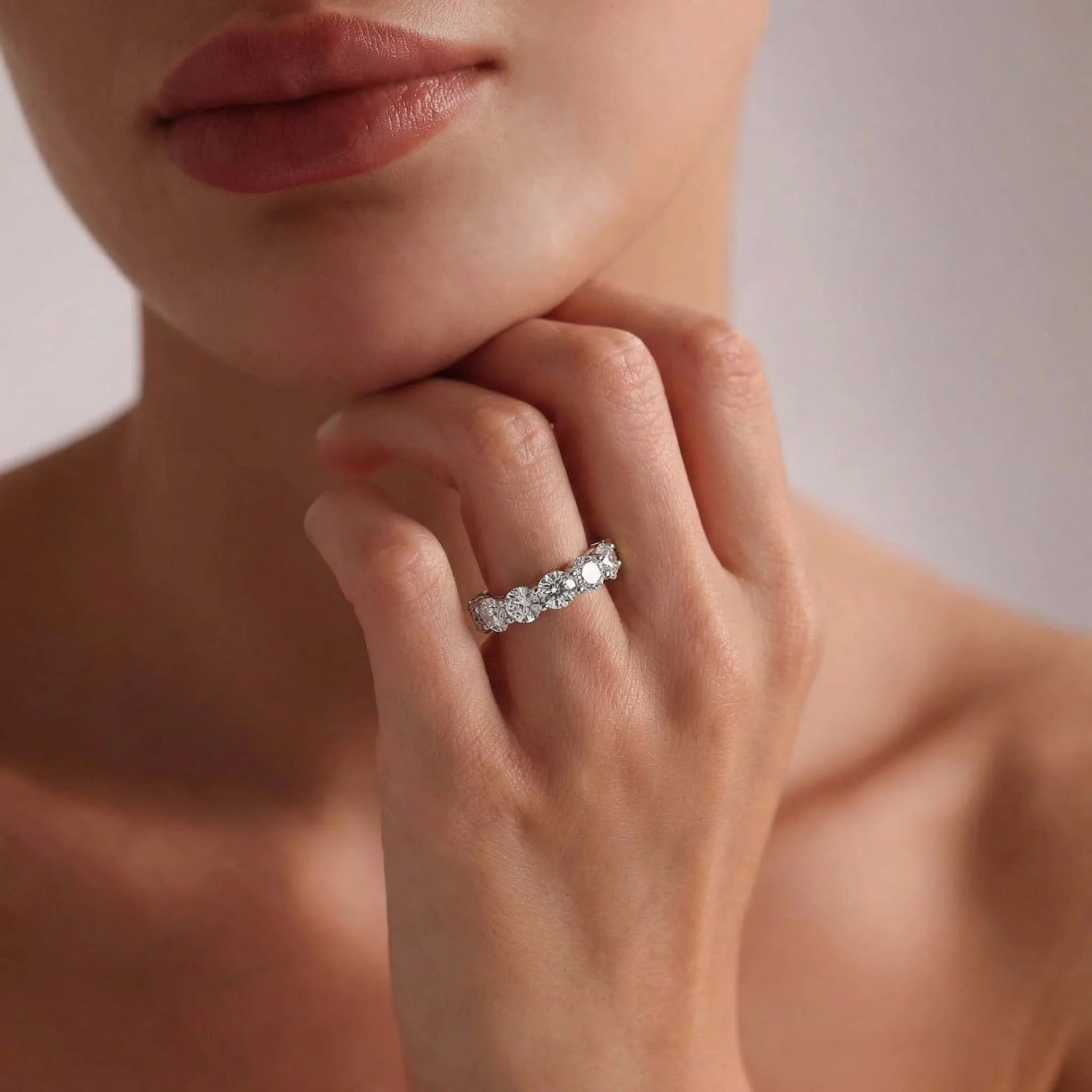 Leandra – Rund ring med syntetiska diamanter för bröllopsdag