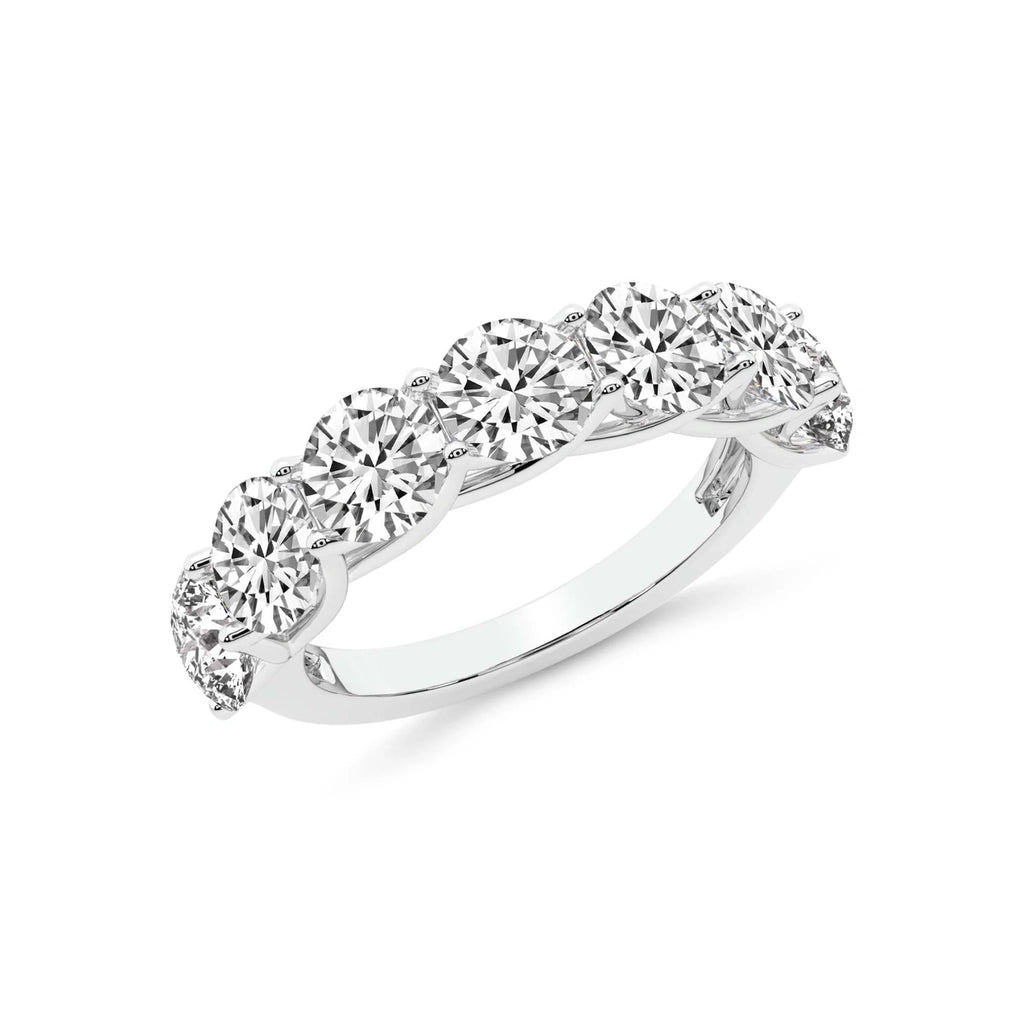 Leandra – Rund ring med syntetiska diamanter för bröllopsdag